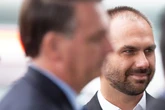 “O futuro dos seus netos será falar inglês”, diz Eduardo a Bolsonaro