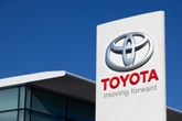 Lucro da Toyota despenca quase 40% com tarifaço de Trump. Ações caem
