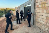 Presos do semiaberto invadem casa, fazem família refém e roubam joias