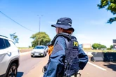 Vítima pula de carro em movimento durante sequestro relâmpago. Vídeo
