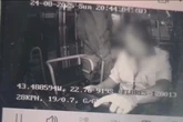 Vídeo: motorista bate ônibus em poste após reagir e lutar com bandido