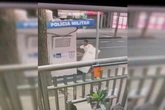 Vídeo: homem entra em posto da PMRJ e carrega geladeira na cara de pau