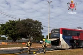 Ônibus de turismo com 40 passageiros pega fogo na Asa Sul