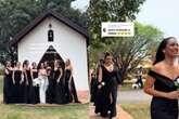 Casamento com madrinhas de vestido preto divide opiniões: “funeral”