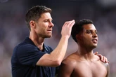 Rodrygo “mofa” no banco de reservas do Real Madrid com Xabi Alonso