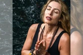 Mulher larga fortuna para meditar e passa 2 anos em silêncio. Entenda