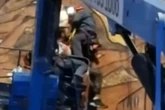 Artista sofre acidente durante grafite e fica preso em guindaste. Veja