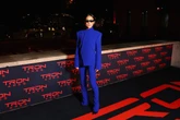 Greta Lee adota estilo futurista e se reafirma como referência fashion
