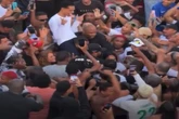 Veja momento em que Oruam deixa a prisão carregado por multidão. Vídeo