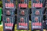 Camiseta com montagem de Moraes na cadeia é vendida a R$ 50 em ato