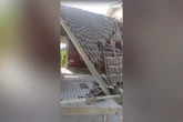 Caminhão cai duas vezes sobre a mesma casa em Santa Catarina