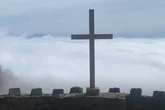 A impressionante vista de capela ao ar livre no topo de montanha