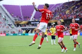 Benfica goleia Auckland por 6 x 0 e assume a liderança. Veja os gols