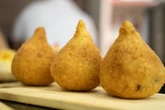 Coxinha cremosa de liquidificador: saiba como fazer o salgado em casa
