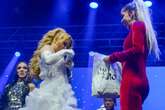 Joelma presenteia fãs em plateia com R$ 500 durante show