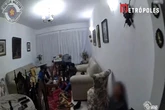 Vídeo: PMs invadem casa e salvam casal feito refém por bandidos