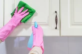 Expert ensina truque para eliminar gordura dos armários da cozinha