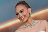 Jennifer Lopez sofre acidente em ensaio para premiação