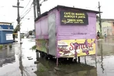 Quem são as vítimas de choque elétrico em trailer após chuva no Recife