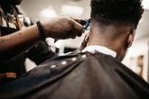 Renove o visual: 6 cortes de cabelo masculino em alta para se inspirar