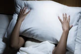 Dormir de barriga cheia dá mais pesadelos? Veja o que a ciência diz