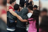 Despedida de diretor afastado emociona alunos: “Não é justo”. Vídeo