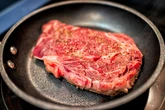 Suco de abacaxi amacia carne? Entenda a ciência por trás do truque