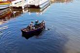 Homem que tem 7 cachorros em barco aceita deixá-los para adoção. Vídeo