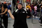 Boy Marinho: influencer brasileiro viraliza ao recriar clipes na chuva