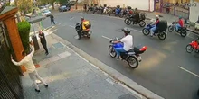 Veja momento em que ladrão de Rolex é rendido logo após roubar relógio