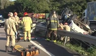 Carreta tomba e deixa vítima presa às ferragens em rodovia da Paraíba