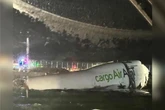 Avião de carga derrapa e cai no mar durante pouso em Hong Kong
