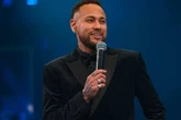Neymar Jr. ganha item personalizado durante leilão; descubra
