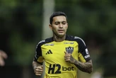 Crítico da grama sintética, Dudu opina sobre gramado da Arena MRV