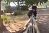 Vídeo: homem puxa lona e quebra pulso de mulher durante briga no Eixão