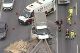 Motorista morre após bater caminhão contra barreira na Via Dutra