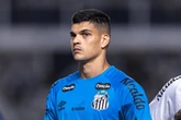 Gabriel Brazão, do Santos, é o goleiro com mais defesas no mundo