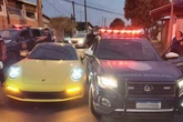 Jovem de 21 anos em Porsche sem placas tenta fugir e bate em viatura