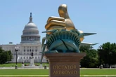 Escultura que chama Trump de ditador tem frase de Bolsonaro exposta