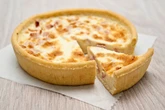 Surpreenda a família com esta torta cremosa de queijo e cebola