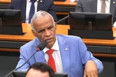 Com Bíblia na mão, deputado prega na Câmara: “3ª Guerra Mundial”