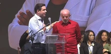 Motta é recebido com vaias e gritos de “sem anistia” em ato com Lula