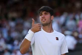 Alcaraz ajuda fã que desmaiou durante jogo em Wimbledon: assista