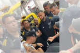 Torcida do Atlético-MG cobra jogadores em aeroporto após derrota