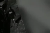 Vídeo: criança de 10 anos e adolescente furtam moto no interior de SP