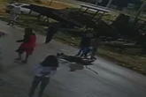 Jovem é espancado e esfaqueado até a morte em briga de bar. Vídeo