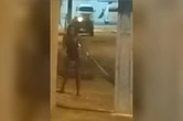 Vídeo. PM esfaqueia esposa e vítima pede socorro na rua