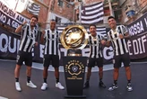 Botafogo leva troféu do Mundial de Clubes para comunidade no RJ; veja