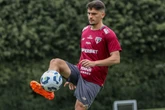 Crespo faz treino misto com sub-17 e profissionais; Lucas é desfalque