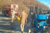 Pai e filho morrem após caminhão tombar em estrada da Paraíba